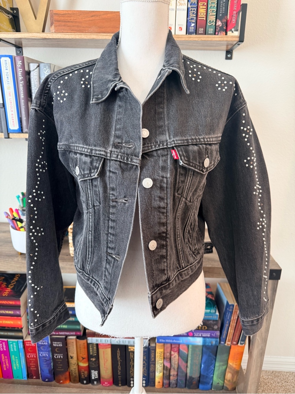 Levi's Shrunken ’90s No Pleat Bejeweled Trucker Jacket in Charcoal